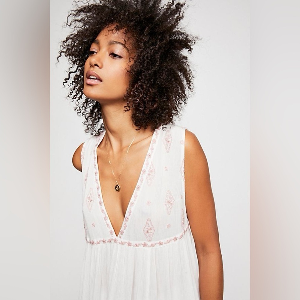 FREE PEOPLE SLEEVELESS DIAMOND
EMBROIDERED TOP
